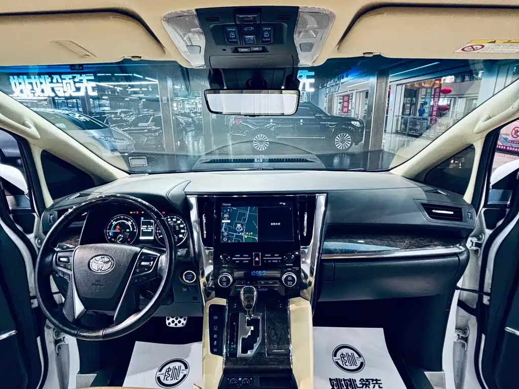 Toyota Alphard — фото 4