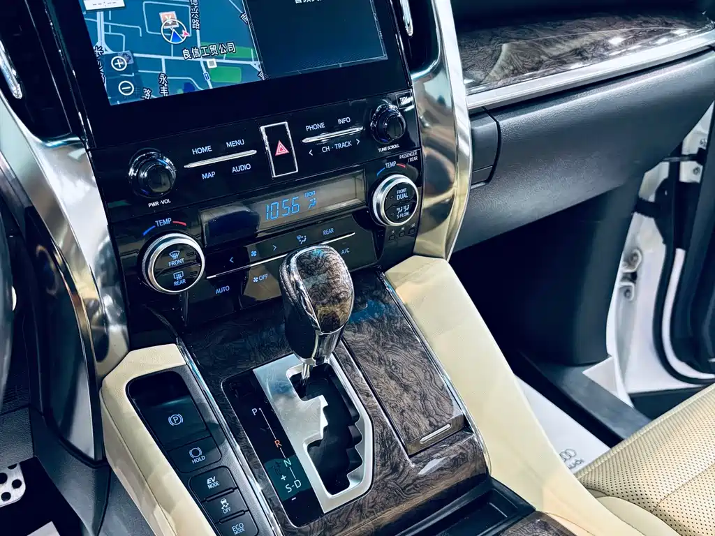 Toyota Alphard — фото 8