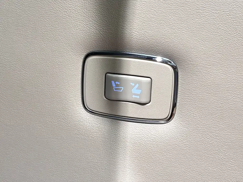 Toyota Alphard — фото 11