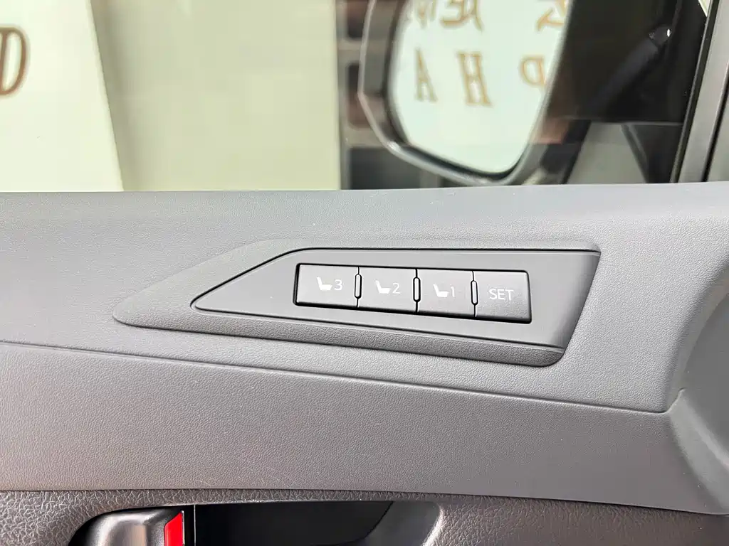 Toyota Alphard — фото 17