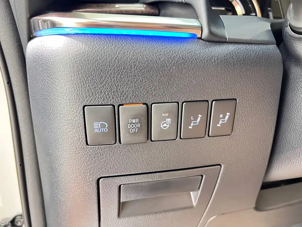 Toyota Alphard — фото 20