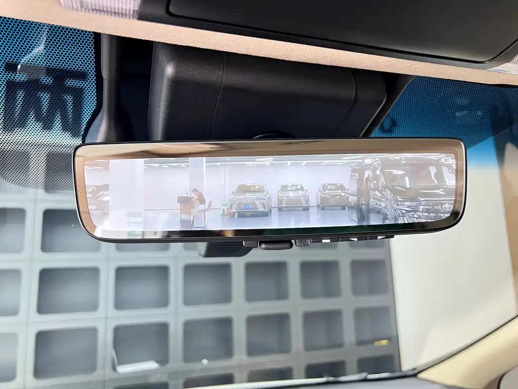 Toyota Alphard — фото 22