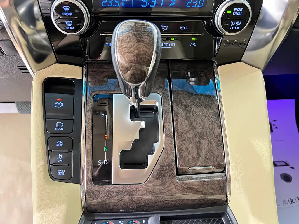 Toyota Alphard — фото 25