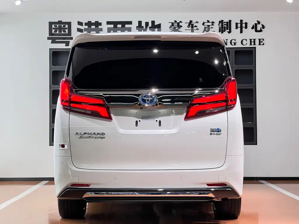 Toyota Alphard — фото 6