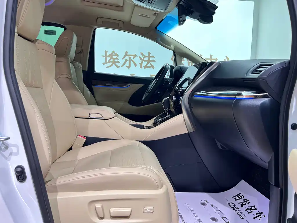 Toyota Alphard — фото 9