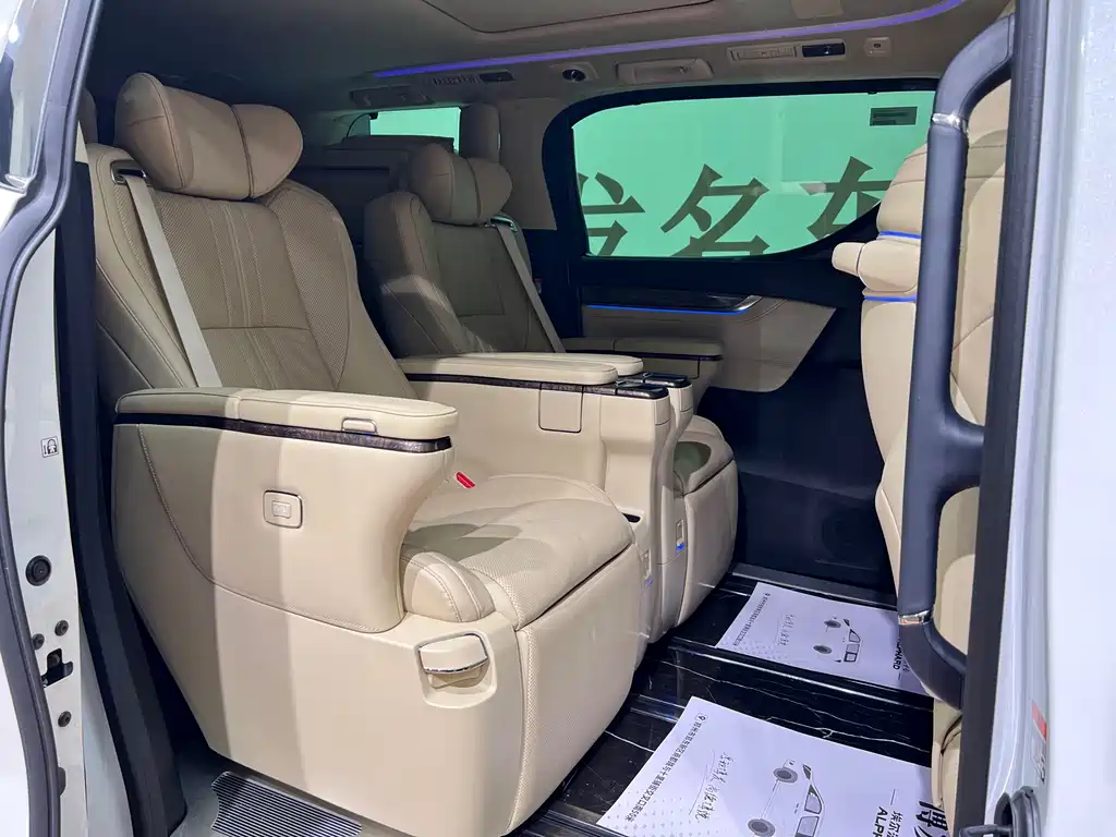 Toyota Alphard — фото 10