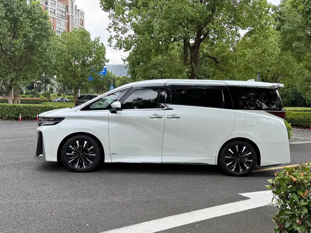 Toyota Vellfire — фото 2