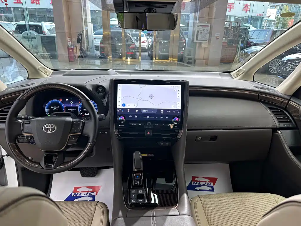 Toyota Alphard — фото 6
