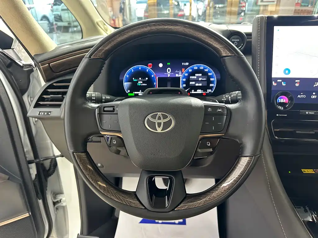 Toyota Alphard — фото 7