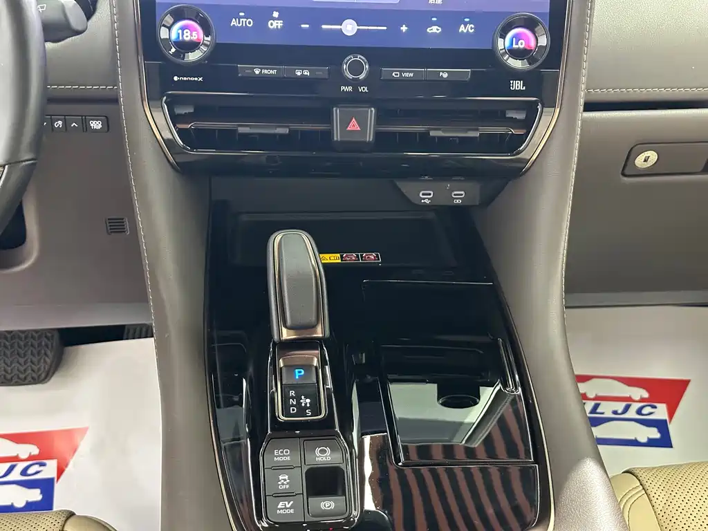 Toyota Alphard — фото 9