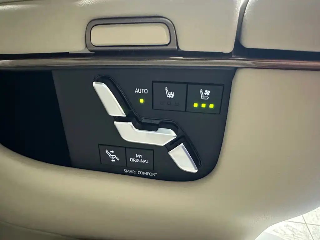 Toyota Alphard — фото 10
