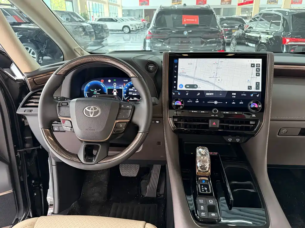 Toyota Alphard — фото 11