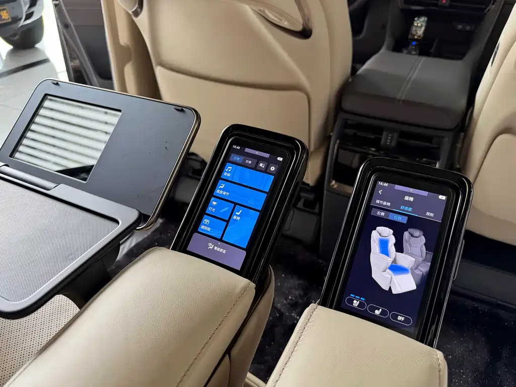 Toyota Alphard — фото 17
