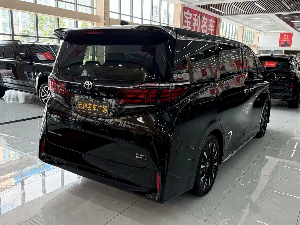 Toyota Alphard — фото 5