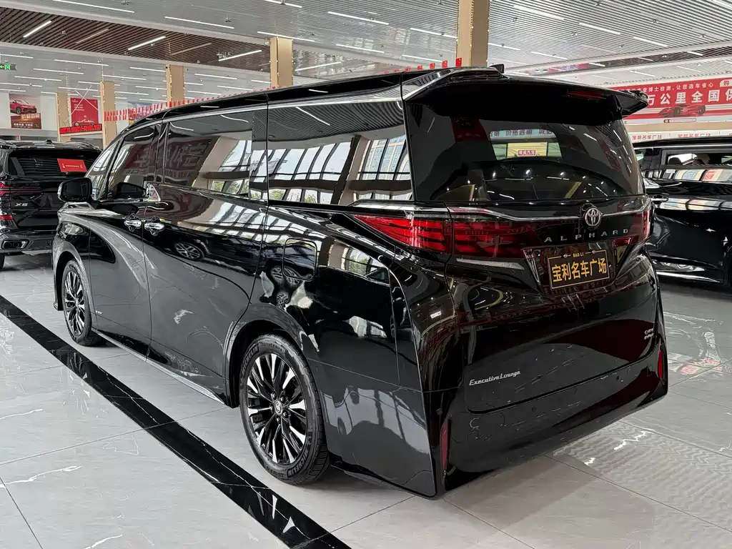 Toyota Alphard — фото 7