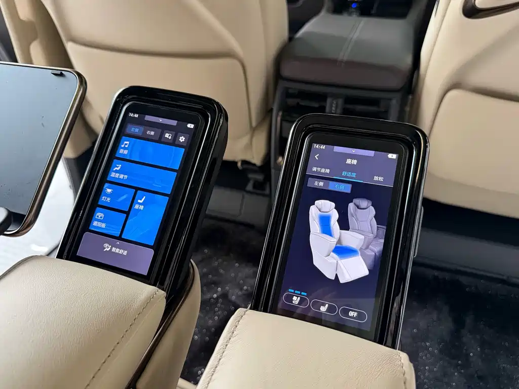 Toyota Alphard — фото 10