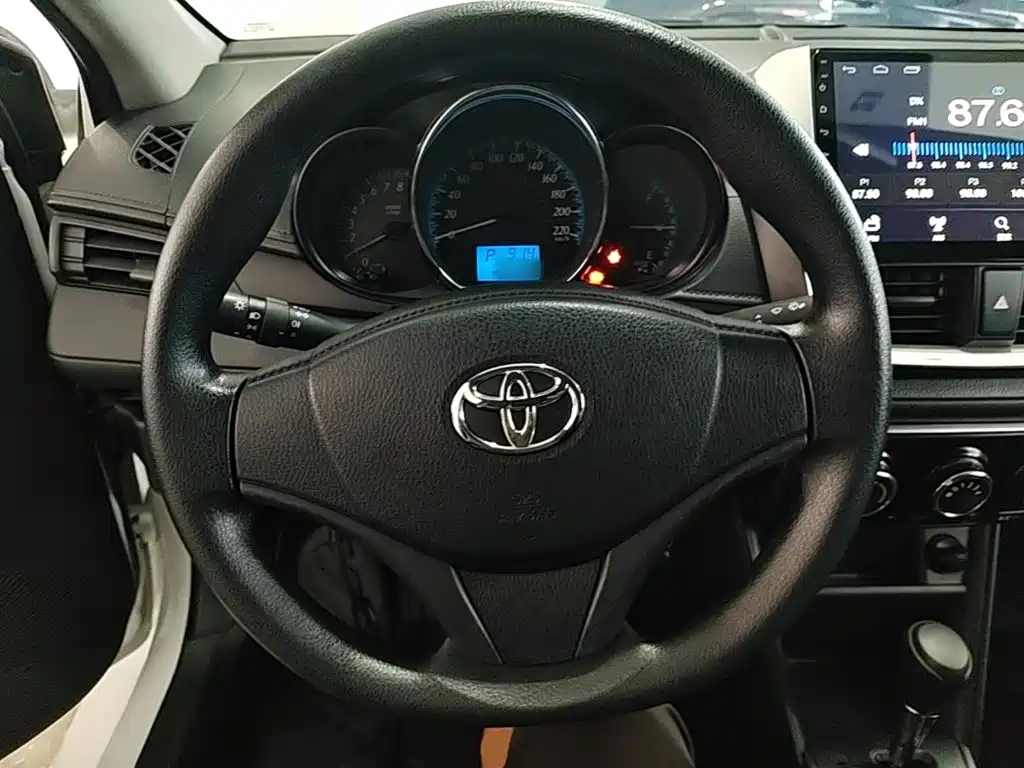 Toyota Yaris L — фото 11