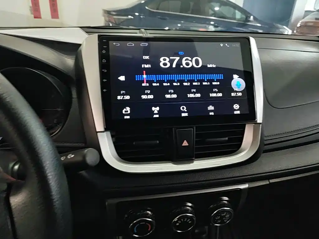 Toyota Yaris L — фото 13