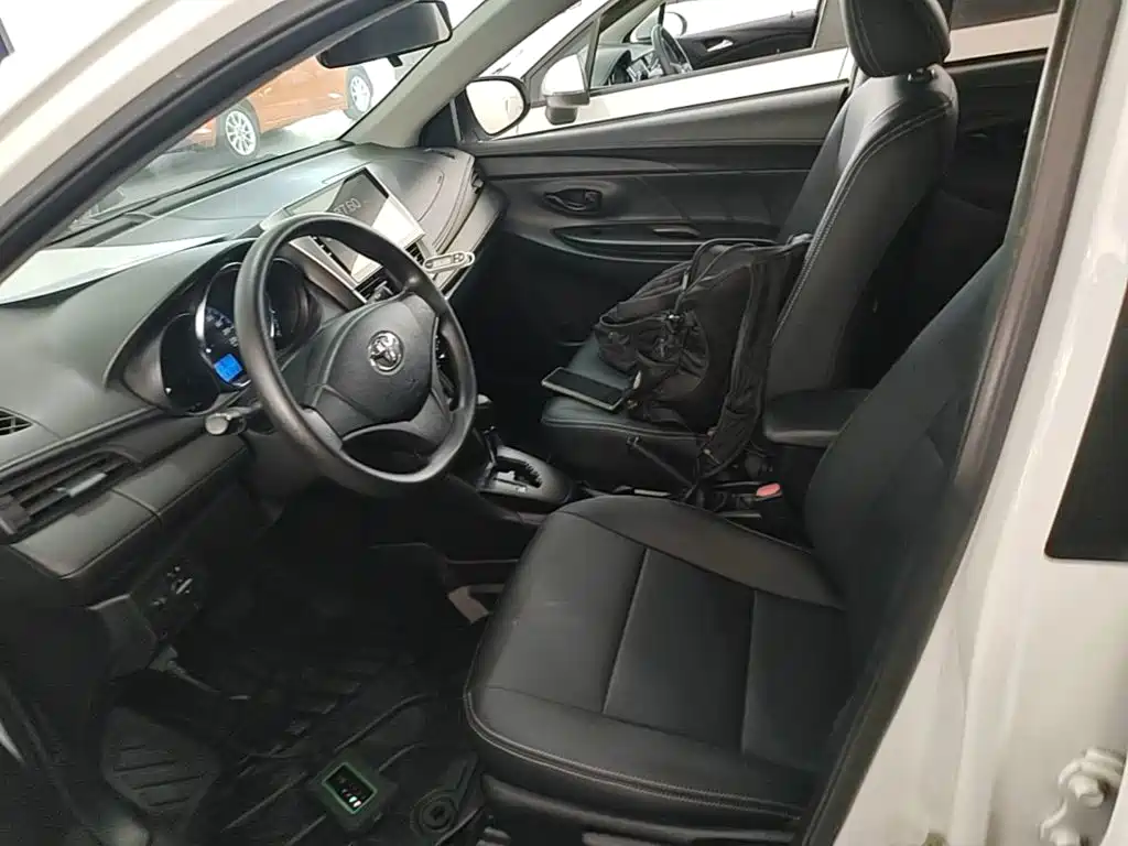 Toyota Yaris L — фото 15