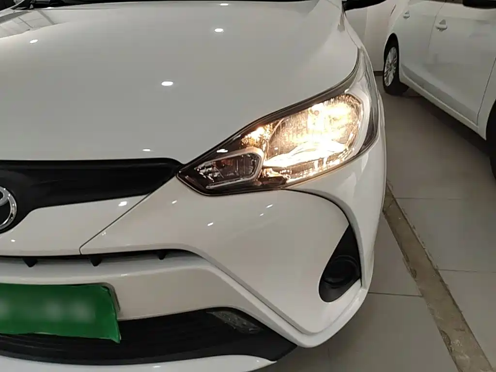 Toyota Yaris L — фото 24