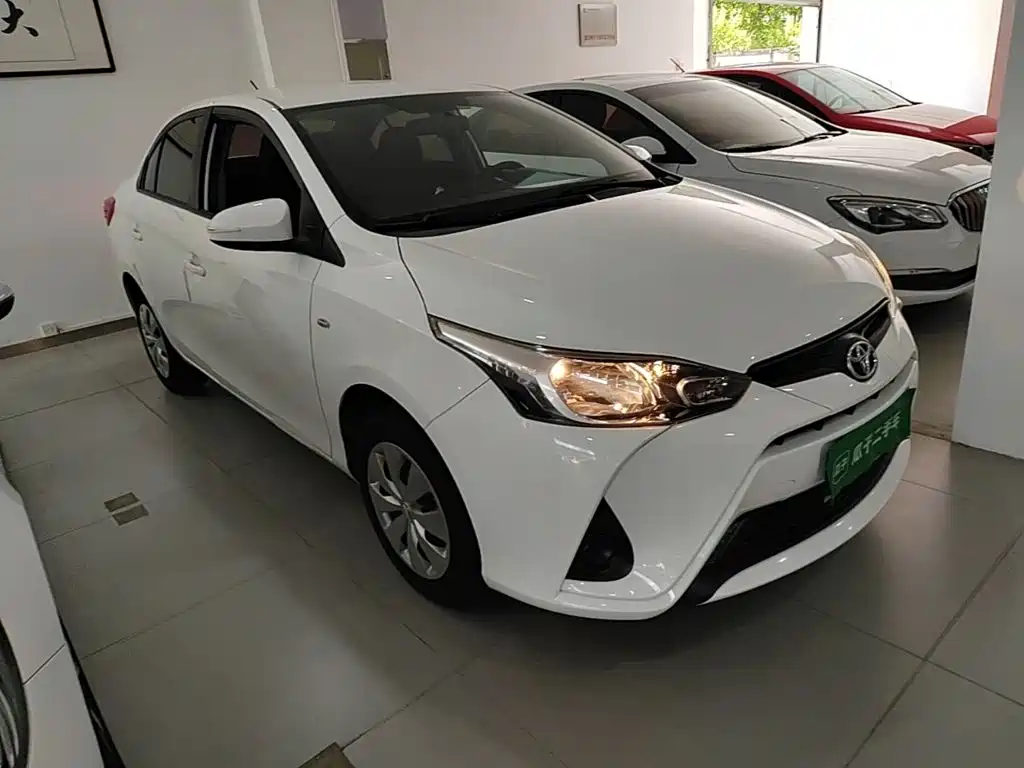 Toyota Yaris L — фото 4