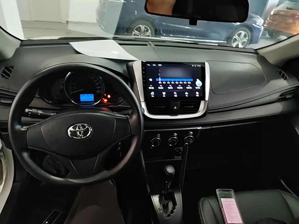 Toyota Yaris L — фото 10