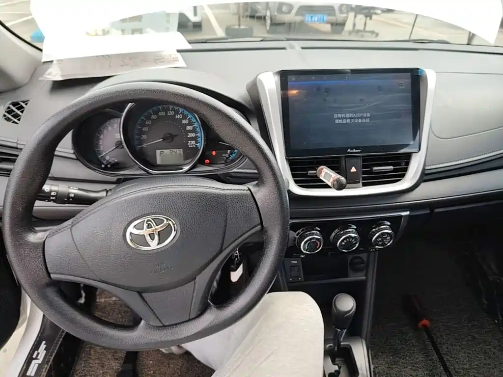Toyota Yaris L — фото 10
