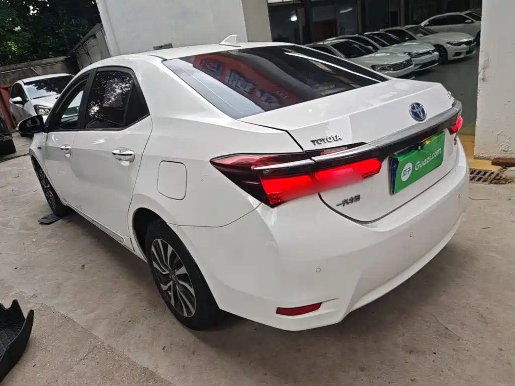 Toyota Corolla — фото 5