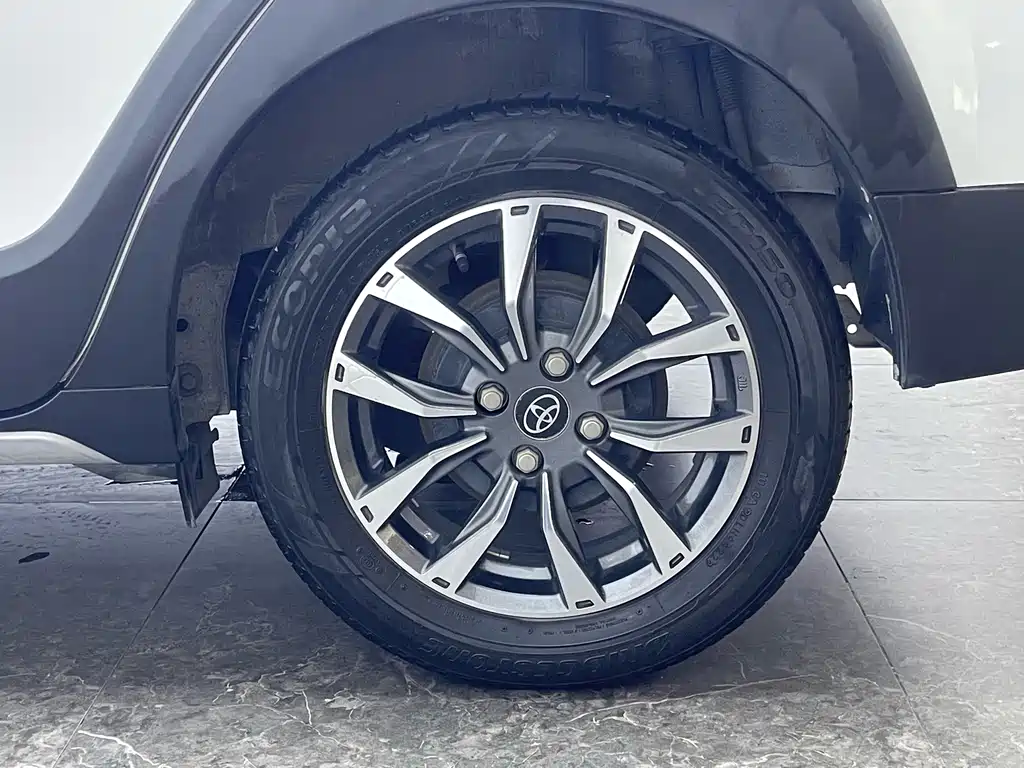 Toyota Yaris L — фото 8