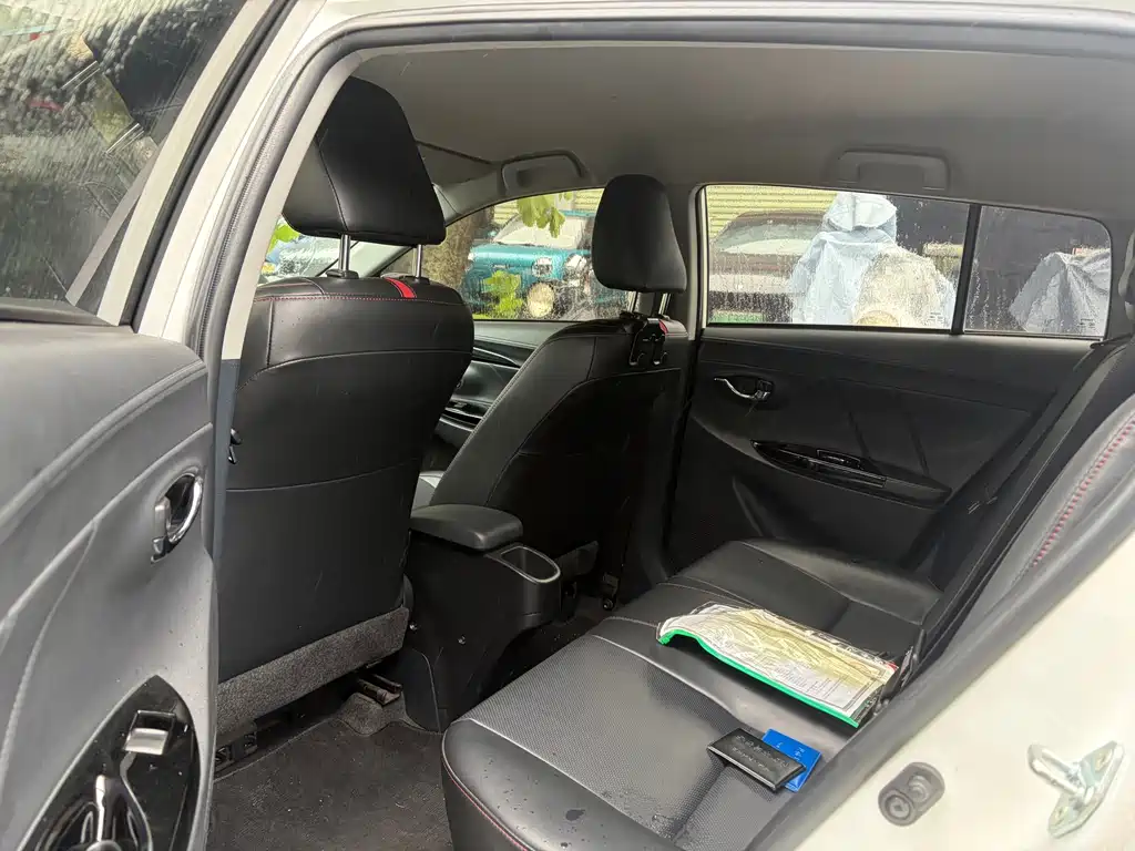Toyota Yaris L — фото 3