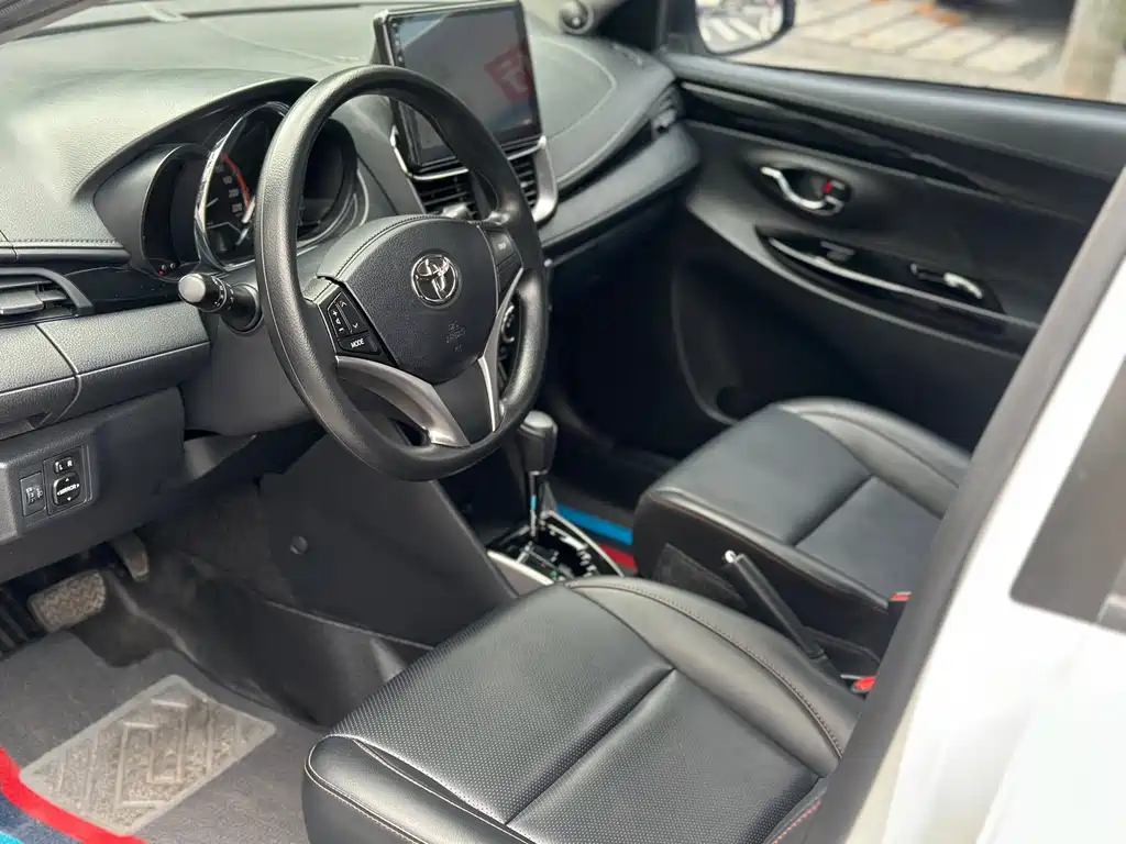 Toyota Yaris L — фото 4