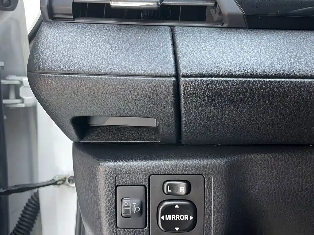 Toyota Yaris L — фото 29
