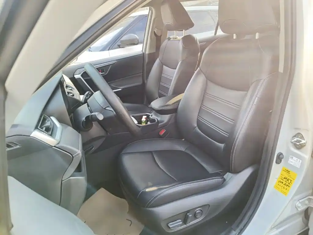 Toyota RAV4 — фото 11