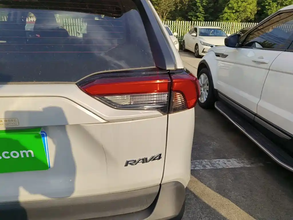Toyota RAV4 — фото 24