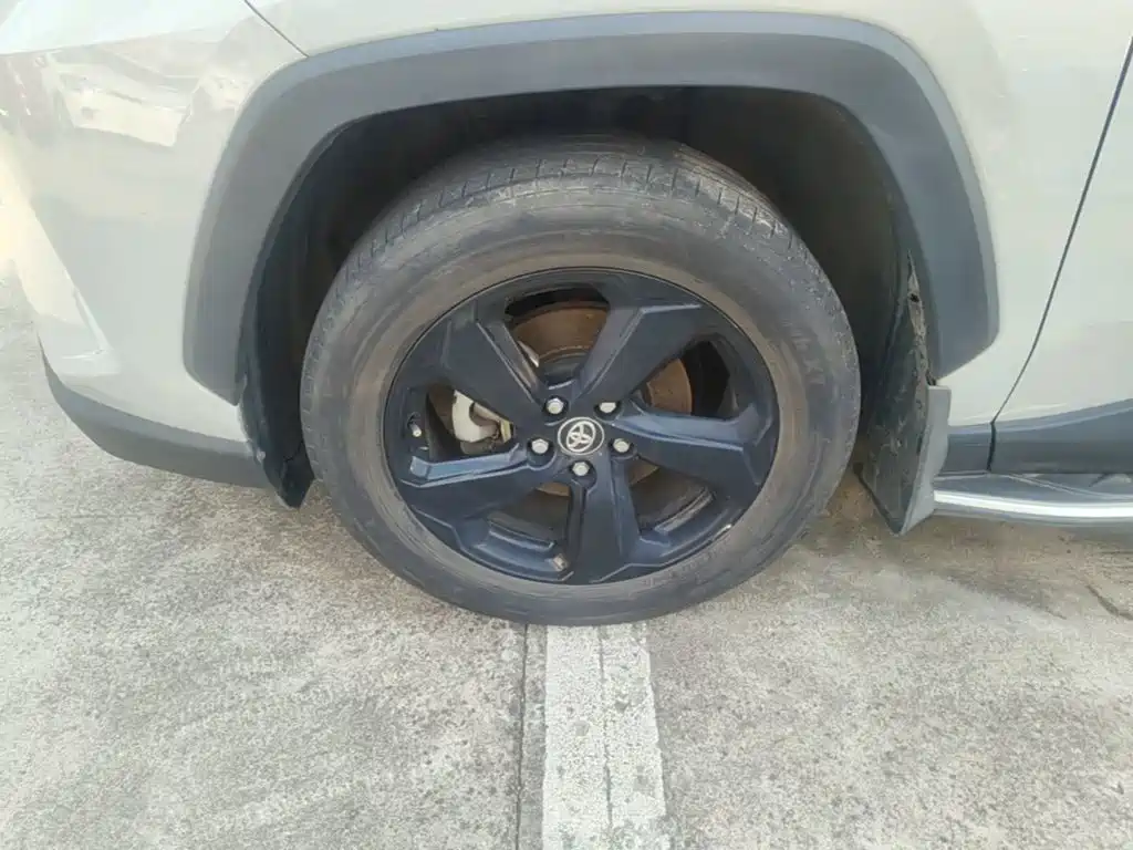 Toyota RAV4 — фото 25
