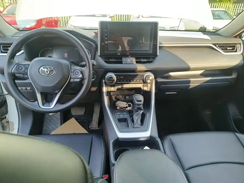 Toyota RAV4 — фото 6