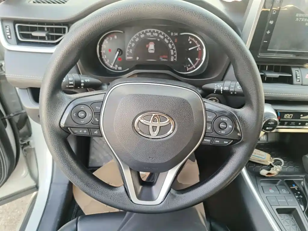 Toyota RAV4 — фото 7