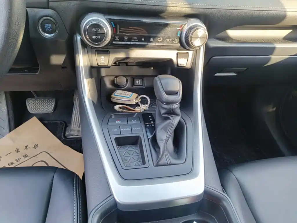 Toyota RAV4 — фото 10