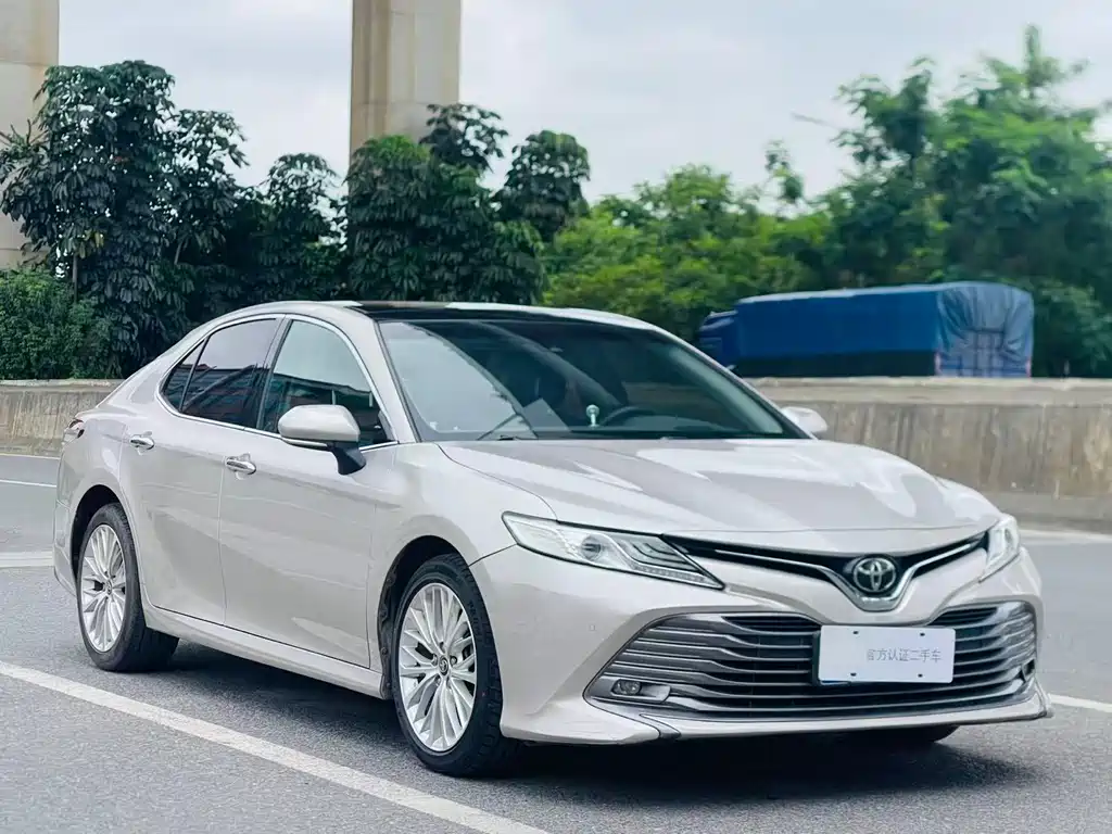 Toyota Camry — фото 2