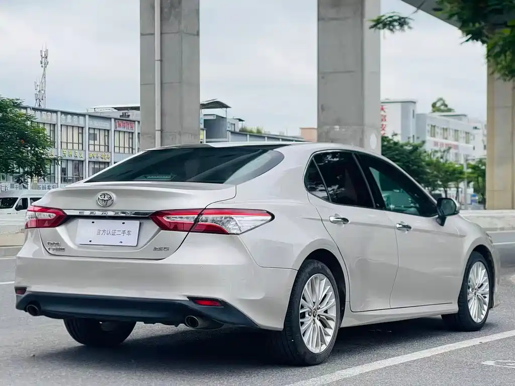 Toyota Camry — фото 5