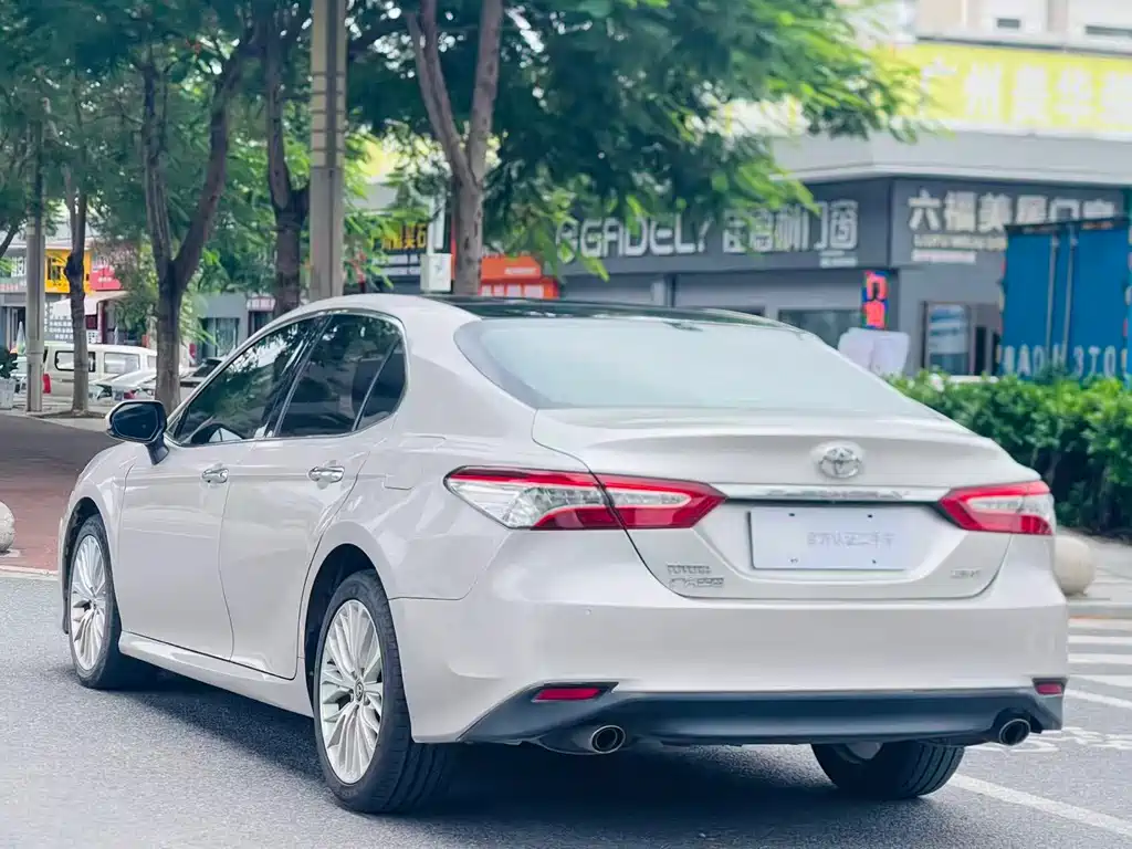 Toyota Camry — фото 6