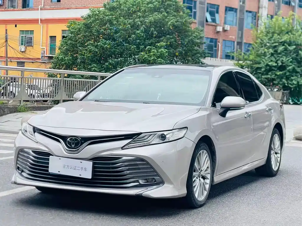 Toyota Camry — фото 1