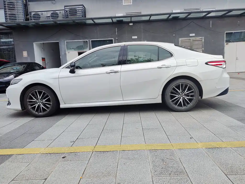 Toyota Camry — фото 3