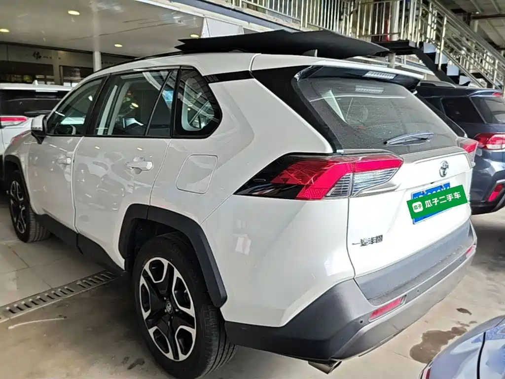 Toyota RAV4 — фото 5