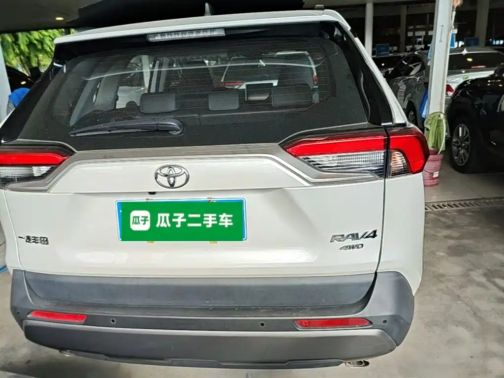Toyota RAV4 — фото 6