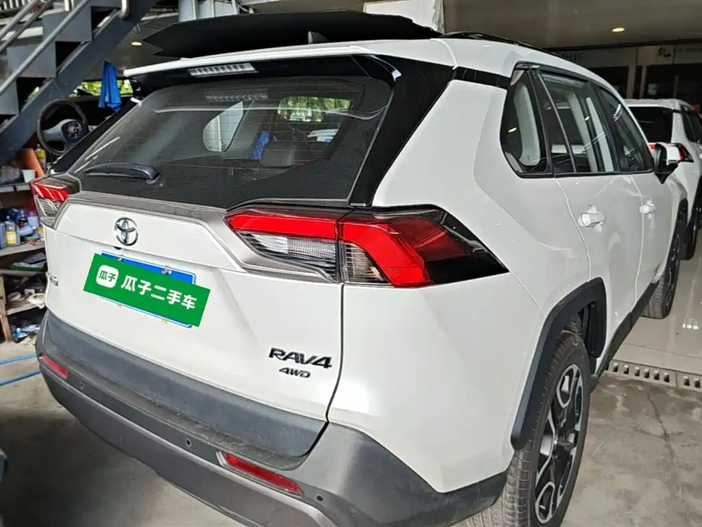 Toyota RAV4 — фото 7