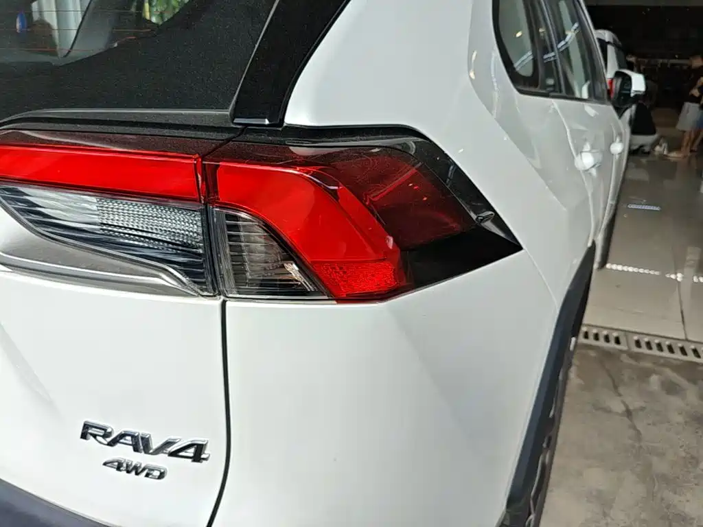 Toyota RAV4 — фото 8