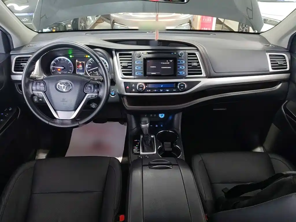 Toyota Highlander — фото 10