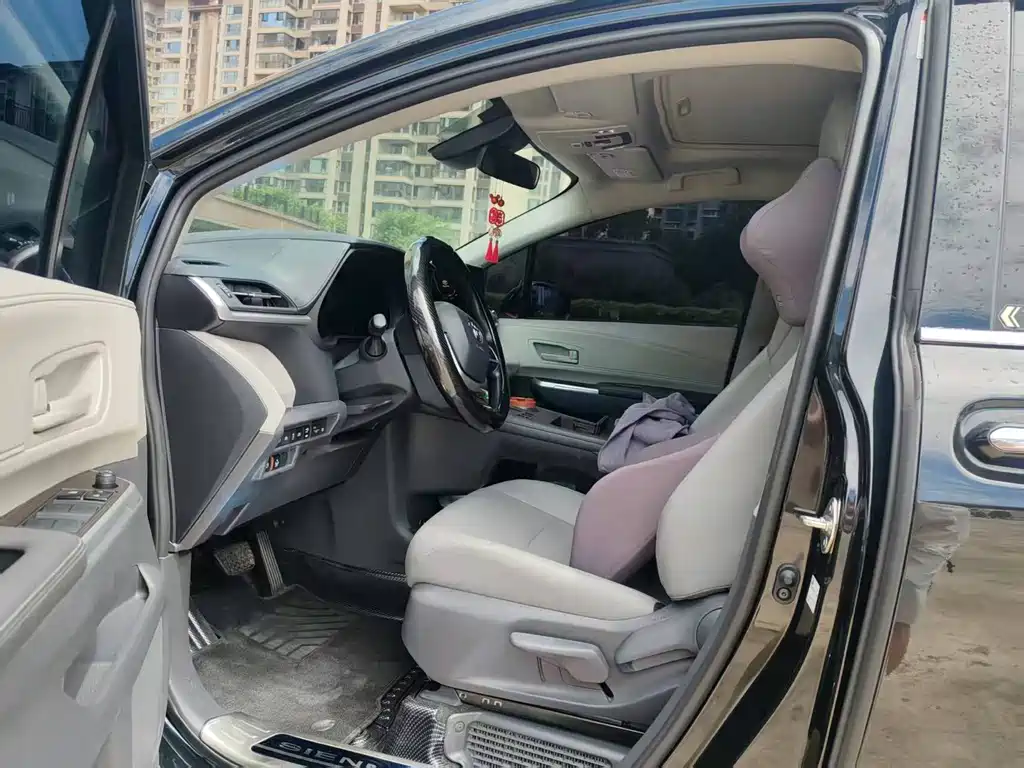 Toyota Granvia — фото 3