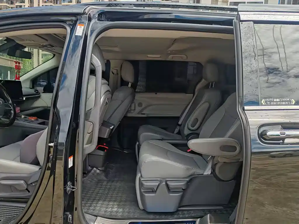 Toyota Granvia — фото 4